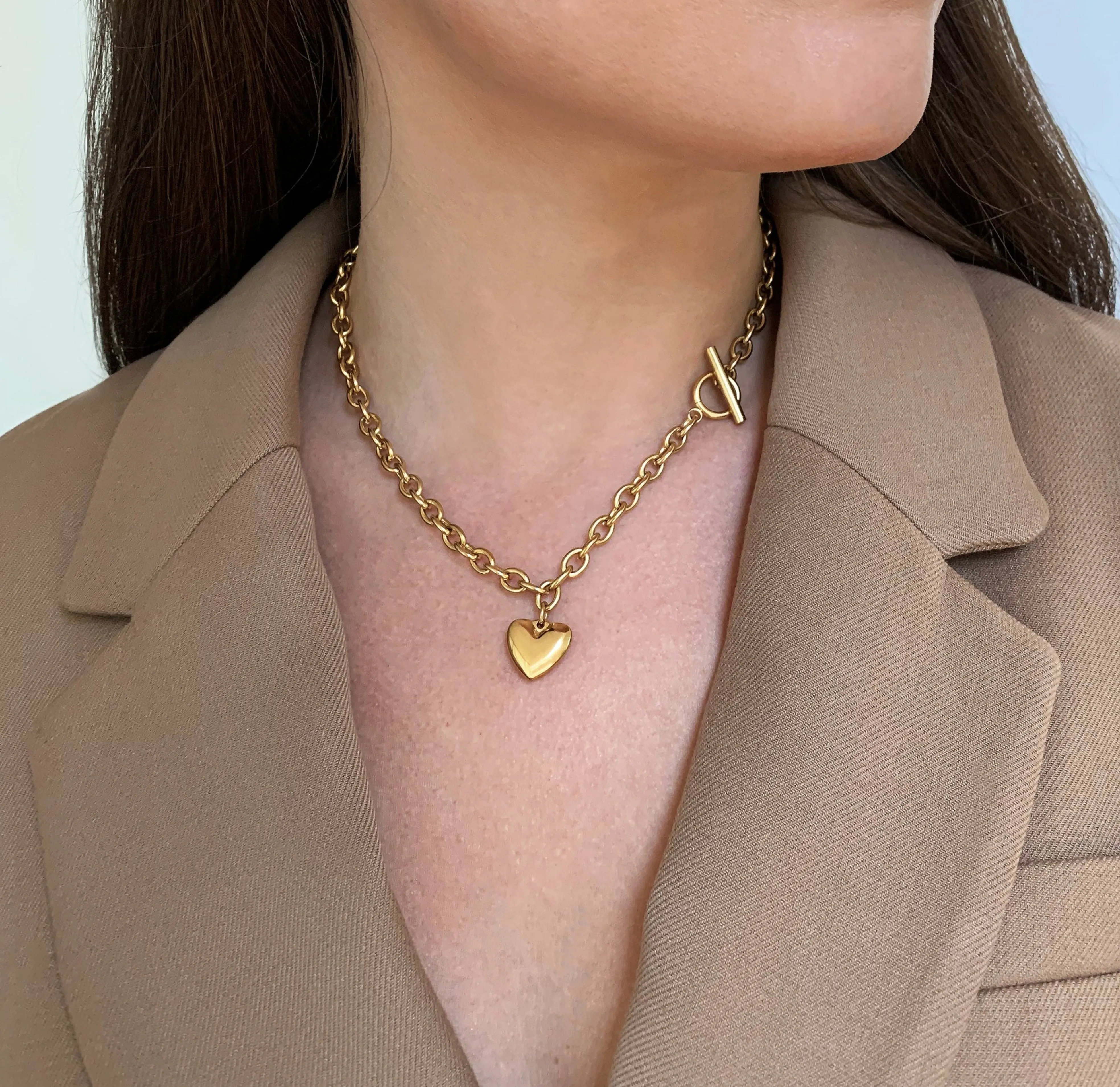 AMIEE GOLD HEART TOGGLE CHAIN NECKLACE