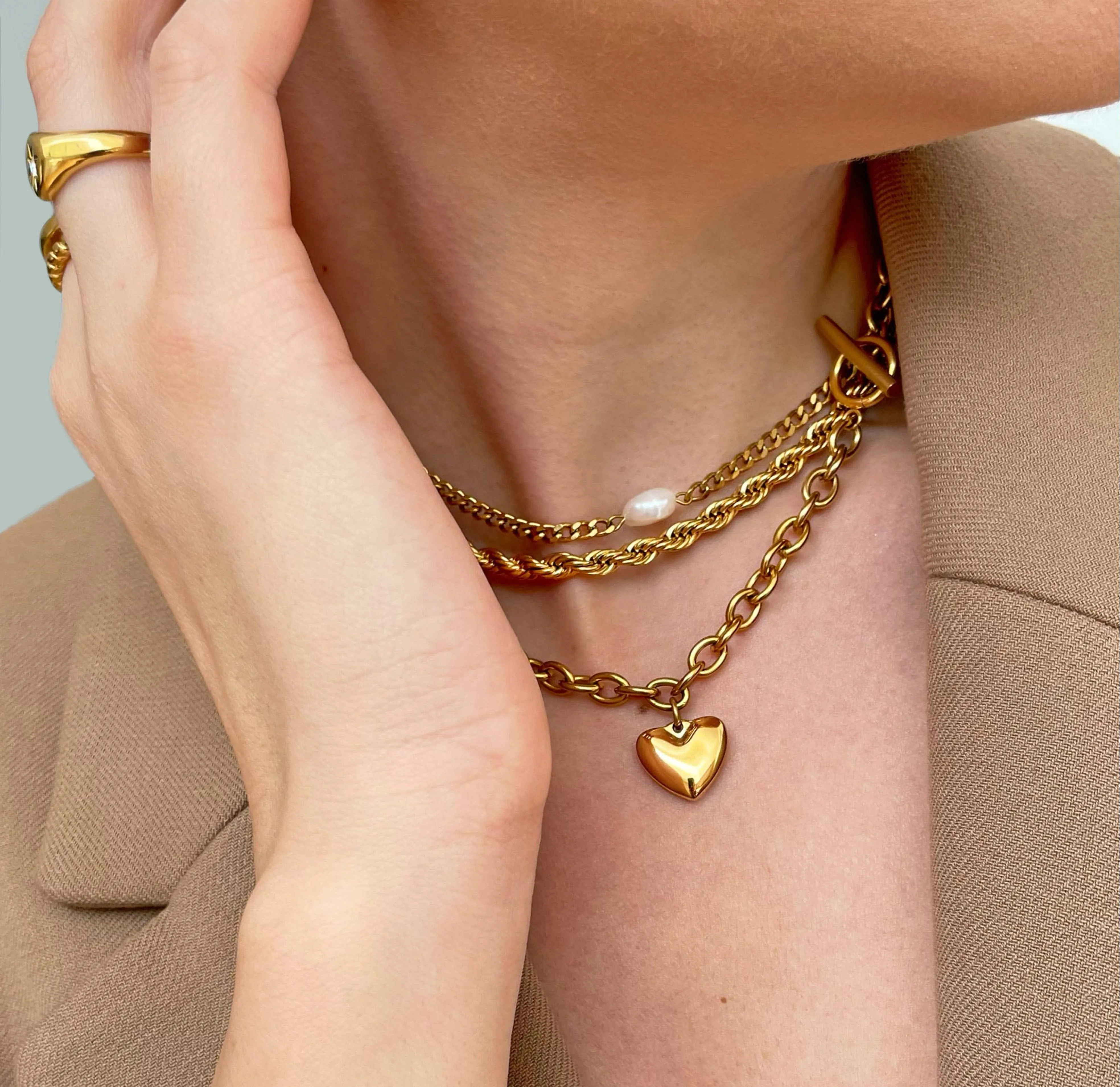 AMIEE GOLD HEART TOGGLE CHAIN NECKLACE