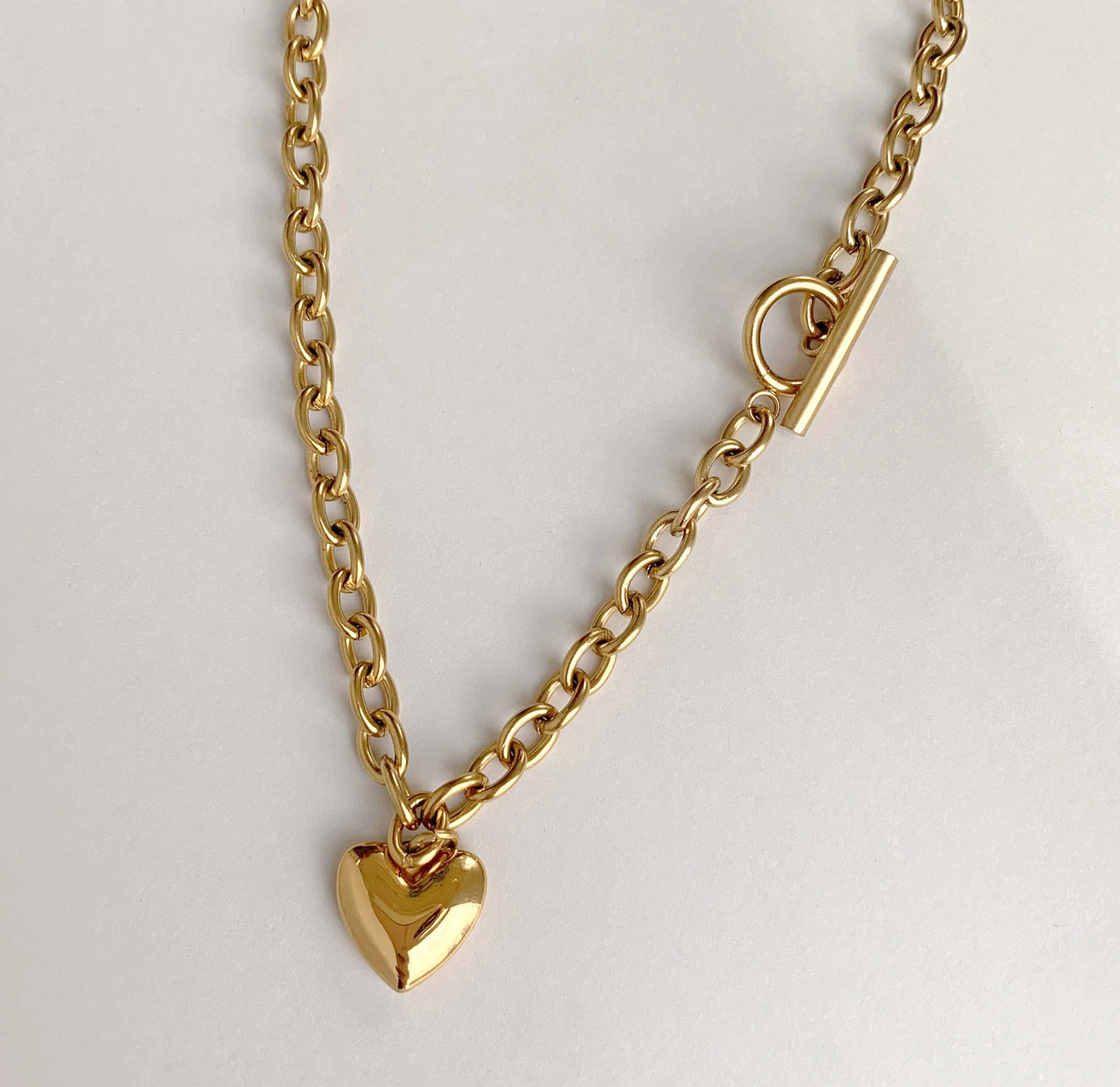 AMIEE GOLD HEART TOGGLE CHAIN NECKLACE