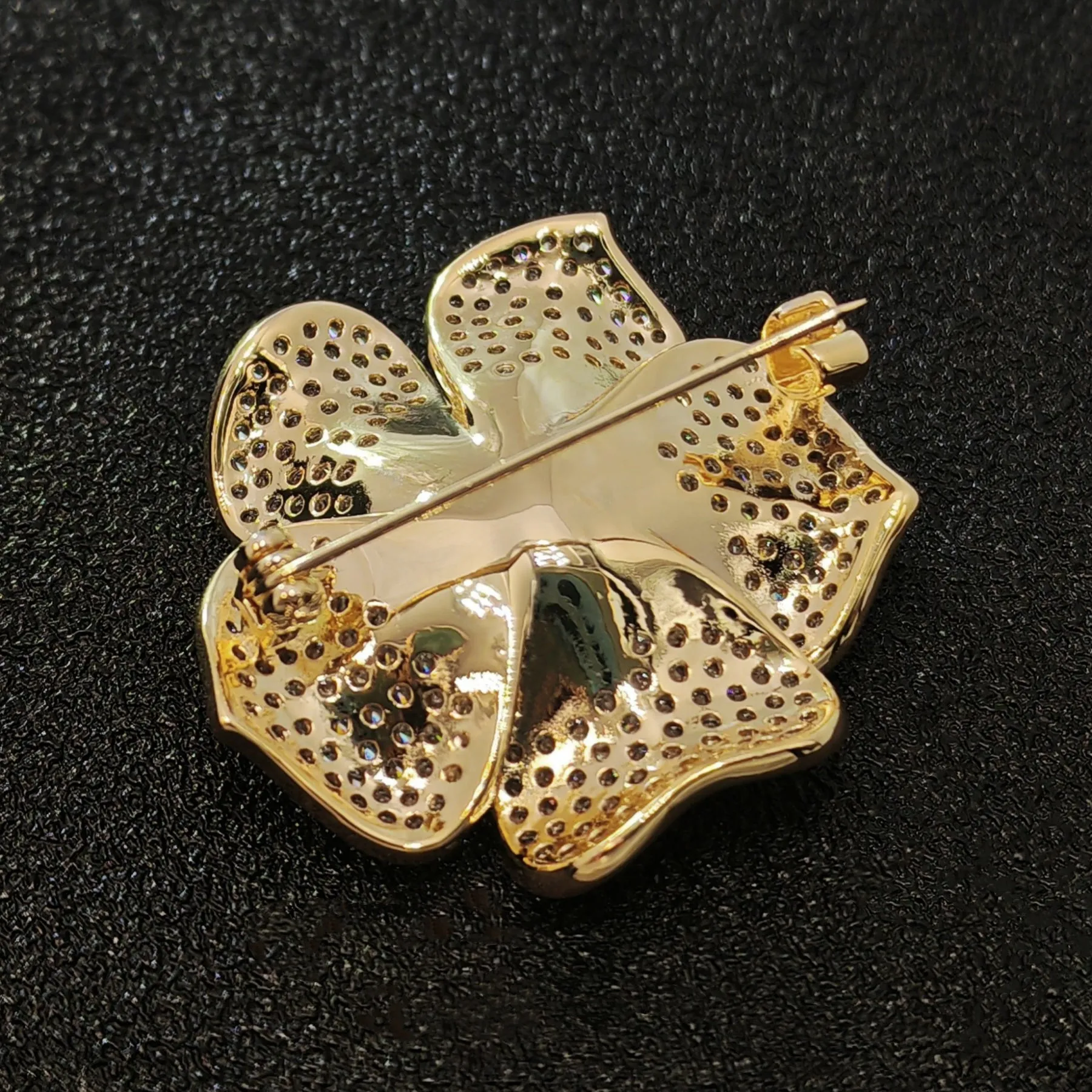 Exquisite Gold - Plated Flower - Shaped CZ Brooch - Perfect for Any Occasion