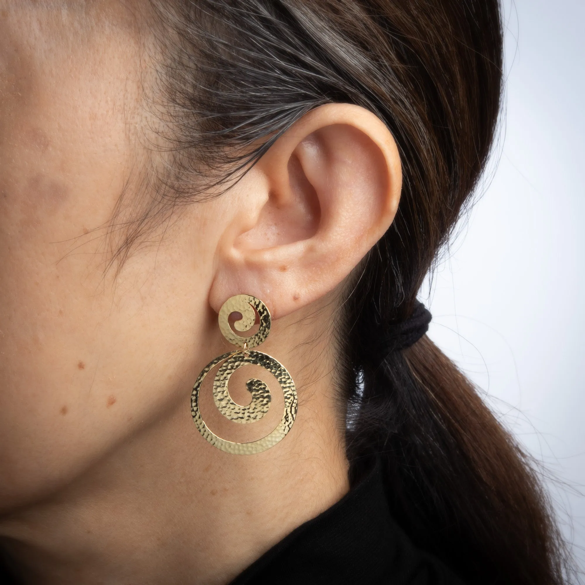 Hammered Gold Swirl Earrings Vintage 18k Yellow Gold 1.5" Estate Fine Jewelry