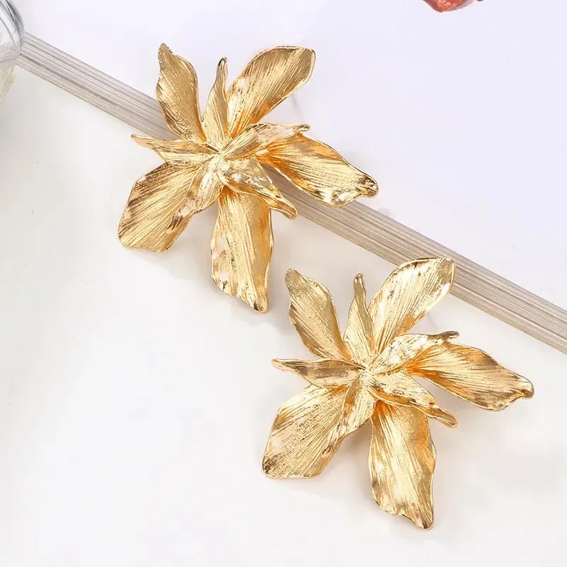 IRIS OVERSIZED STUDS