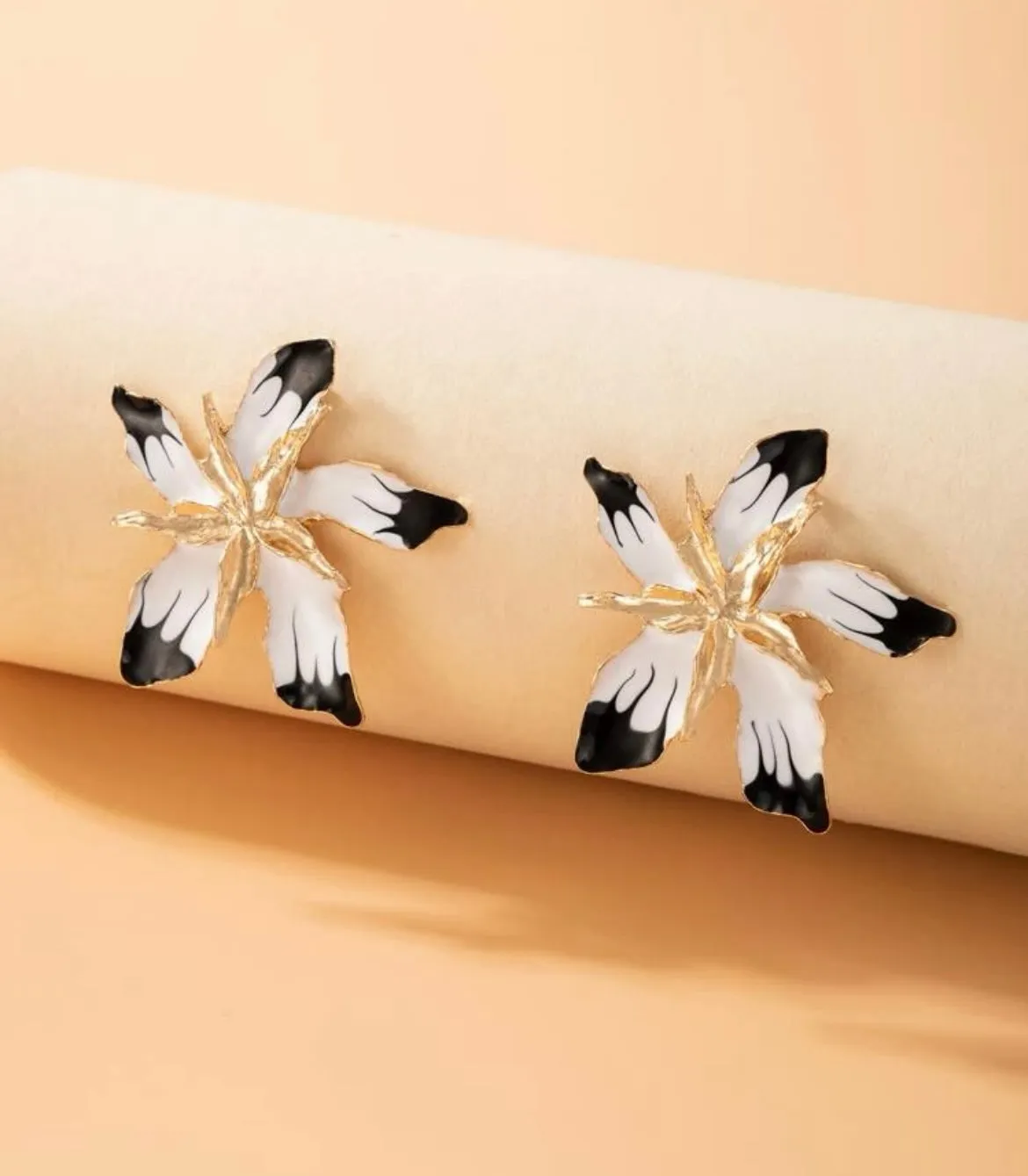 IRIS OVERSIZED STUDS