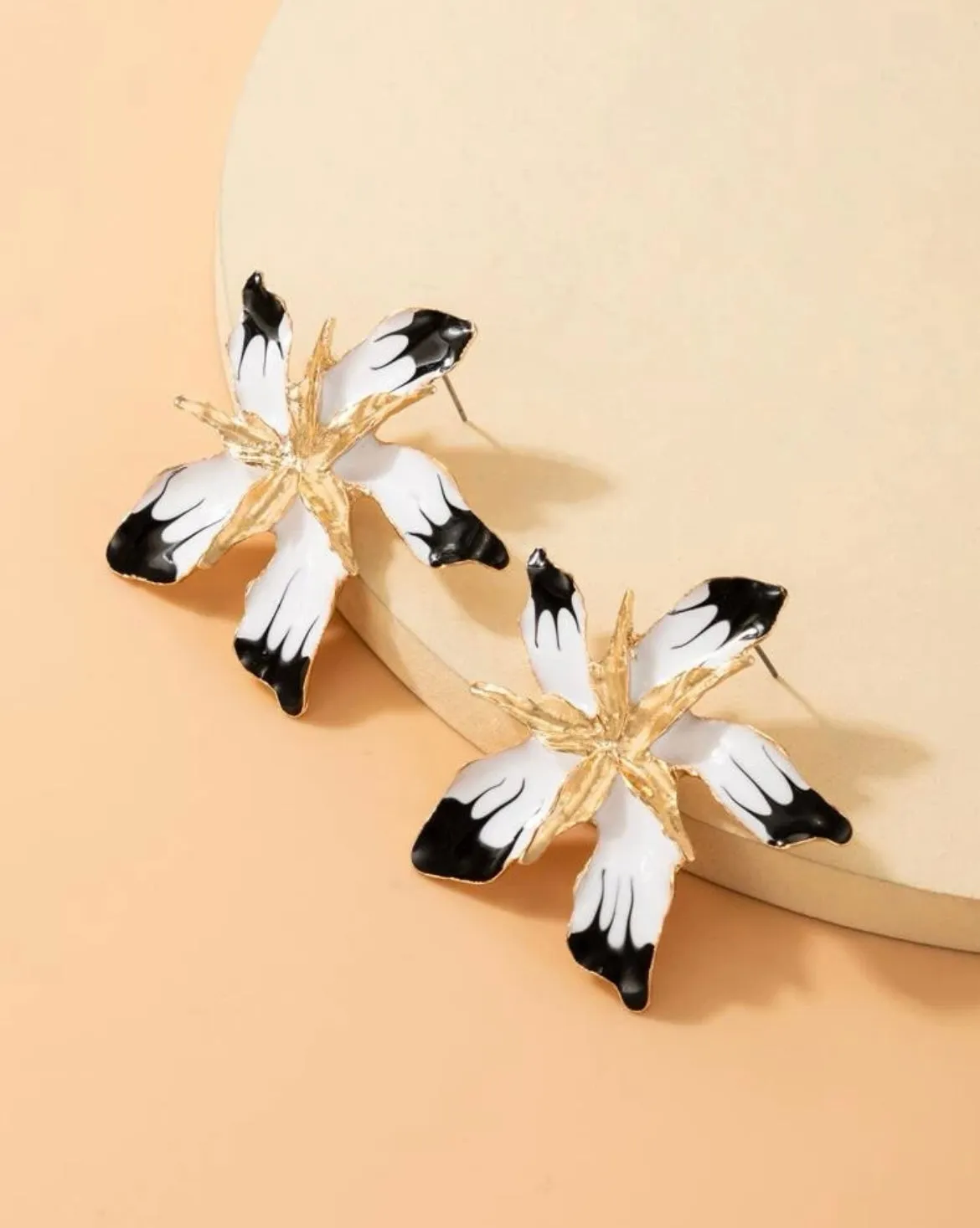 IRIS OVERSIZED STUDS