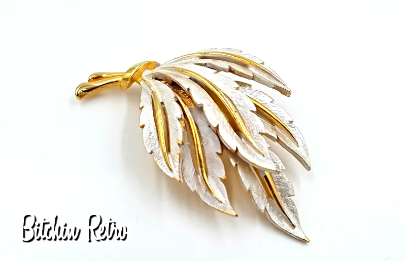 JJ Vintage Pin With Silvery White Frosted Leaves and Wintry Style