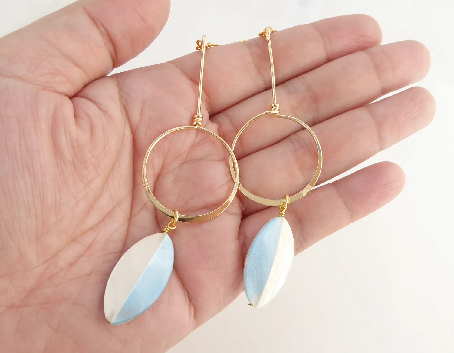 Nahla shell earrings in blue