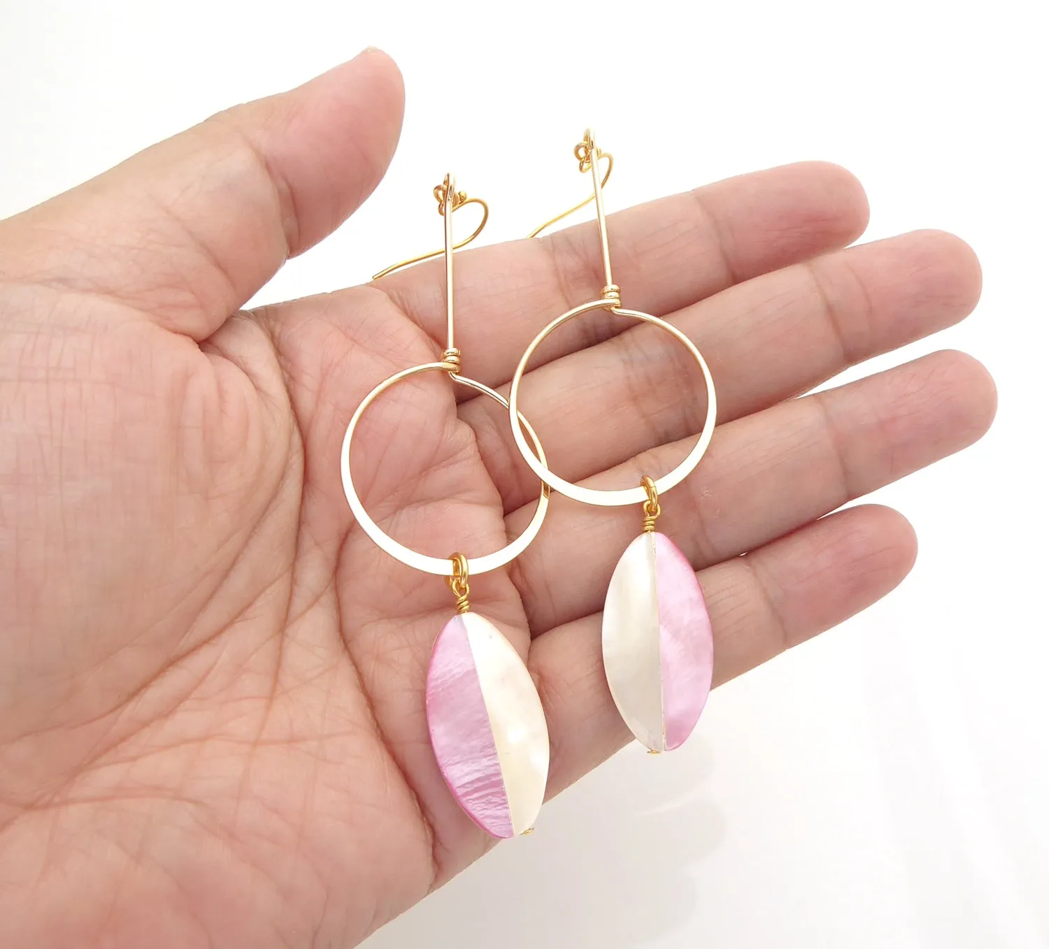 Nahla shell earrings in pink
