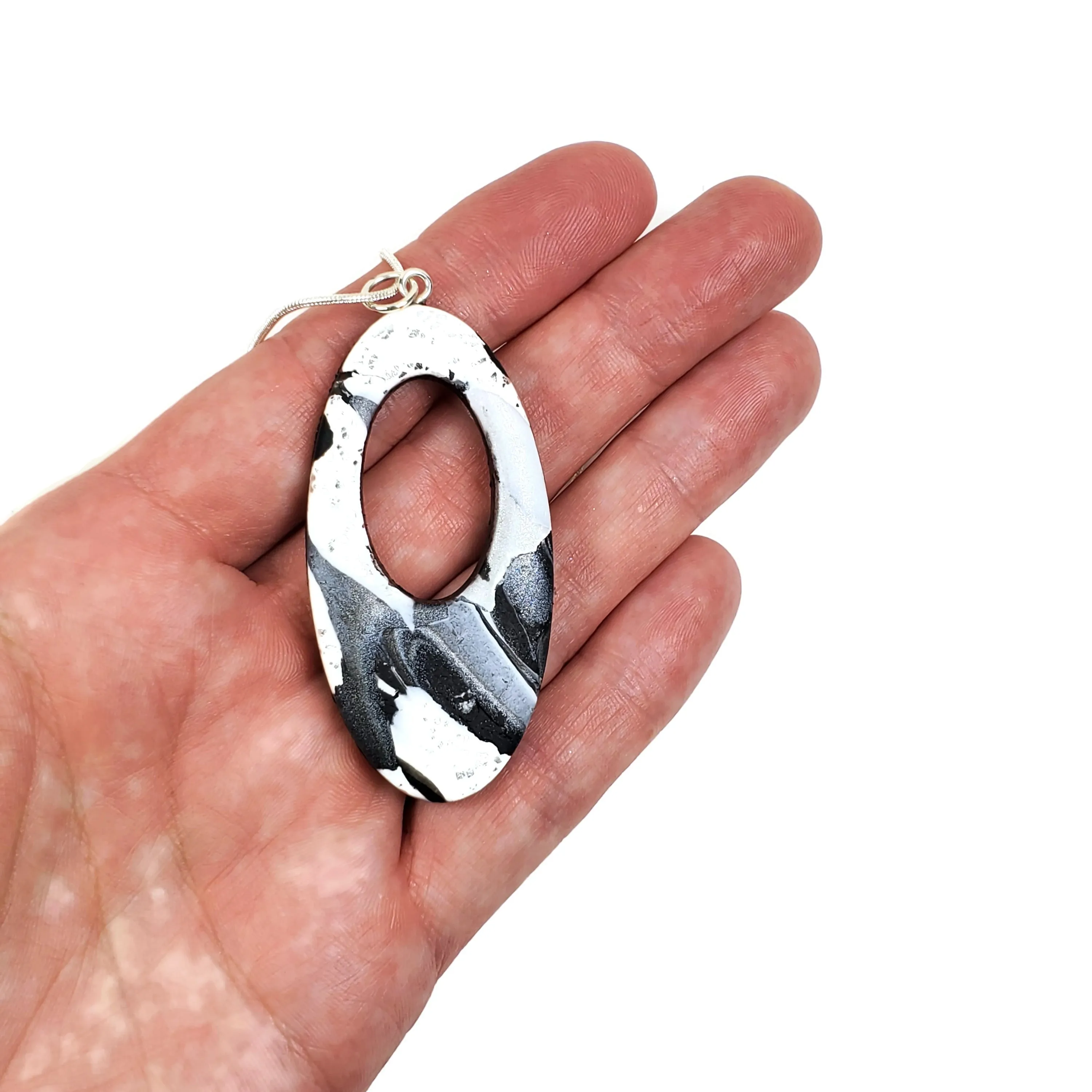 Oval Donut Cutout Pendant - Calacatta