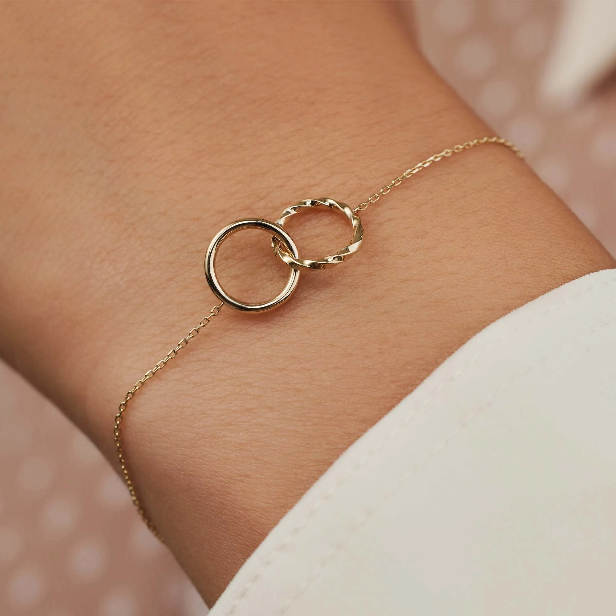Rivoli Lisan 14 karat gold bracelet with twist