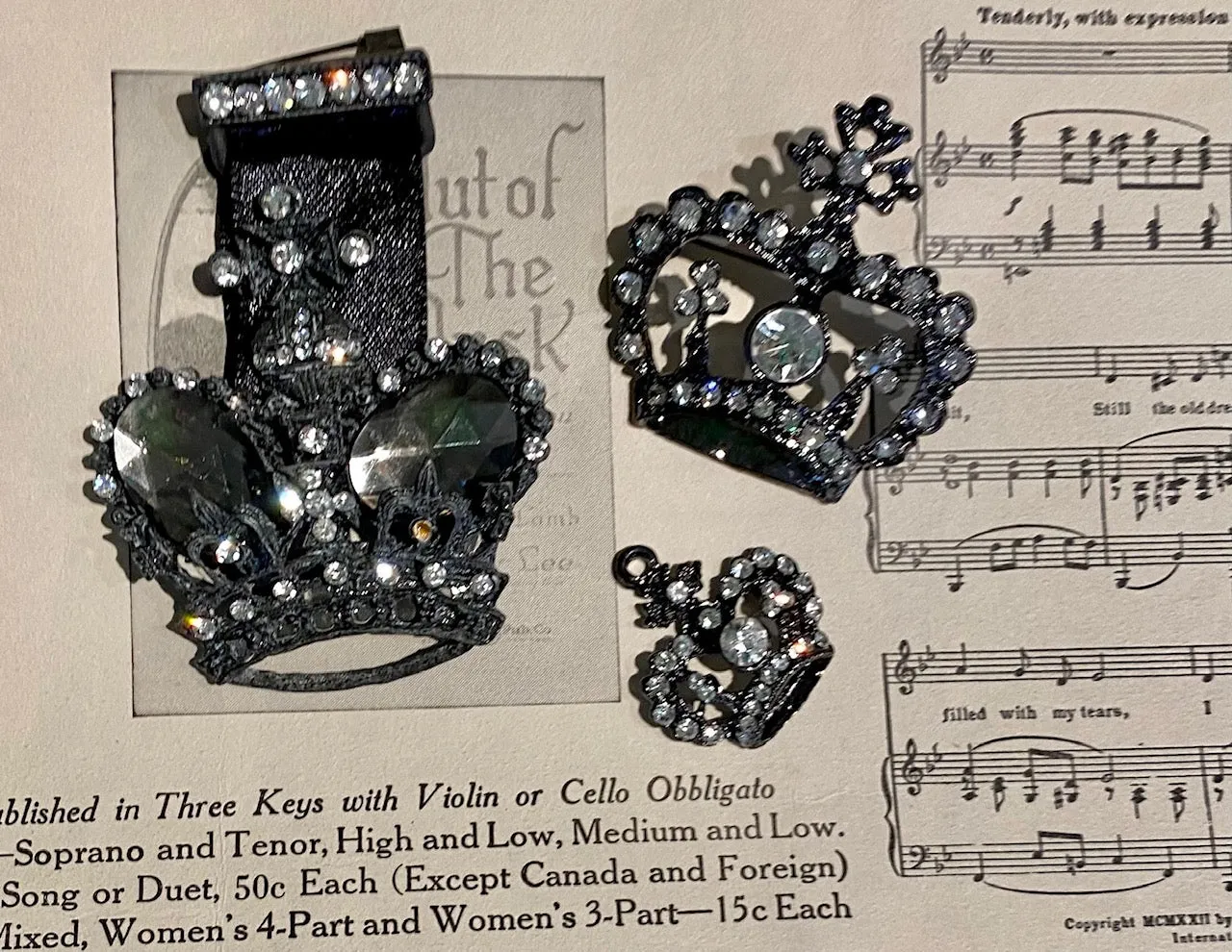 set of 3 crown brooches