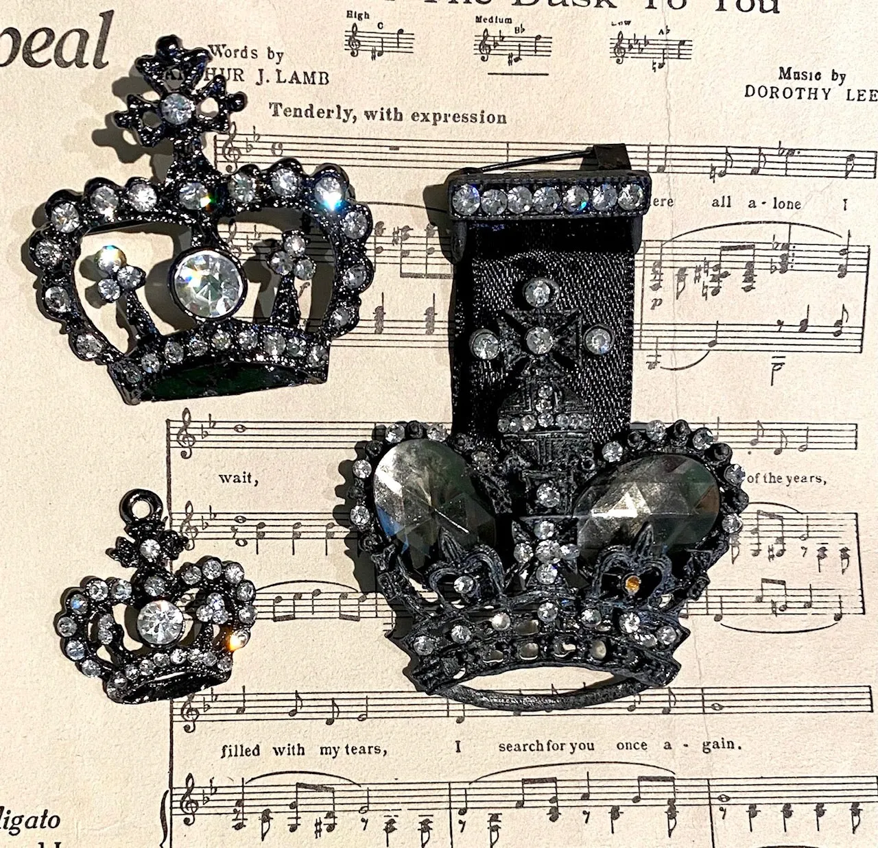 set of 3 crown brooches